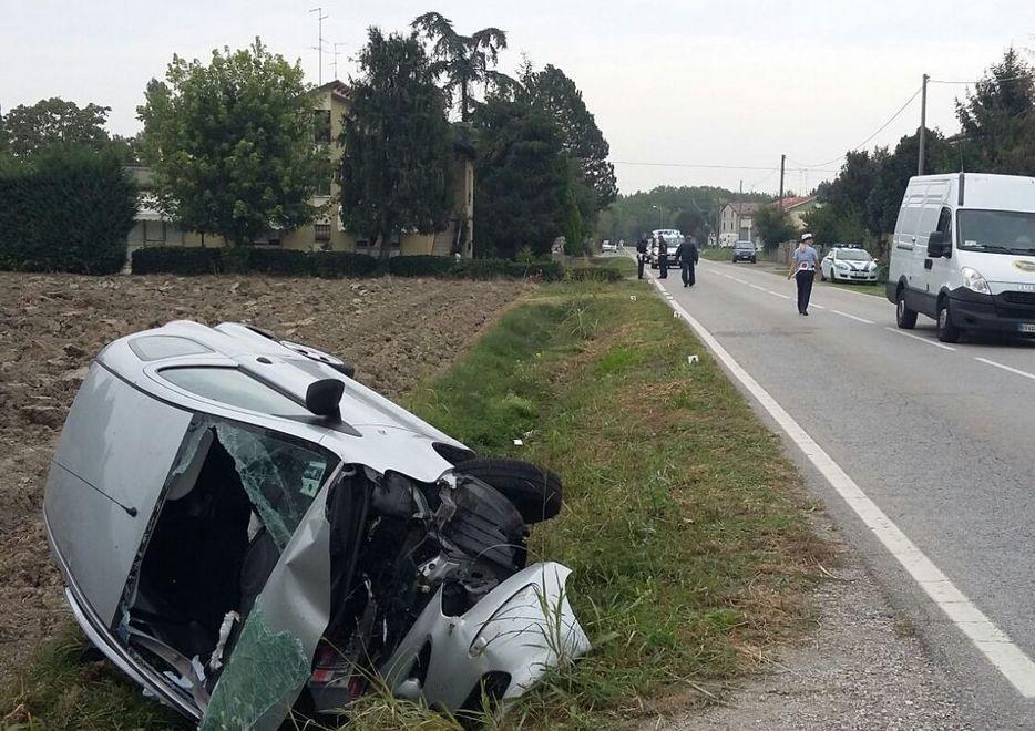 Porta le due figlie a scuola si distrae ed esce di strada: le bambine sono gravissime 