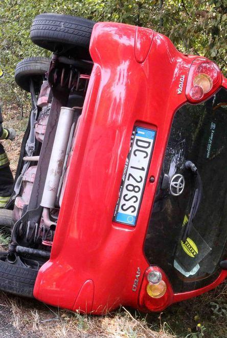 In trappola nell’auto ribaltata 