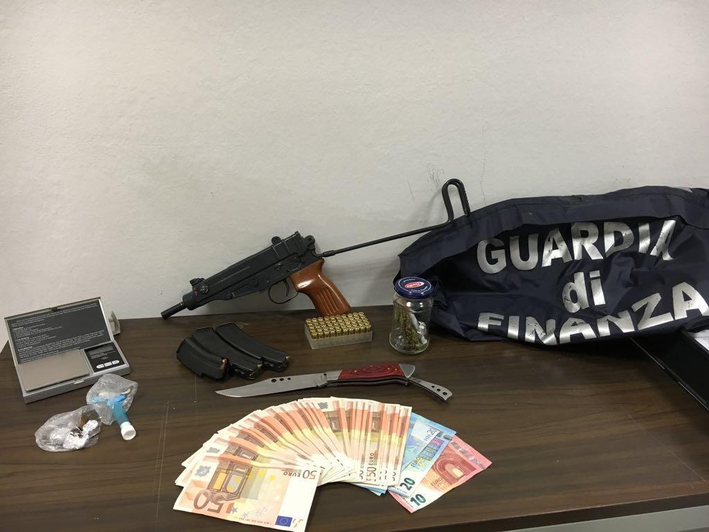 Fermati tre ragazzi, la Finanza sequestra contanti, droga e un'arma da guerra 