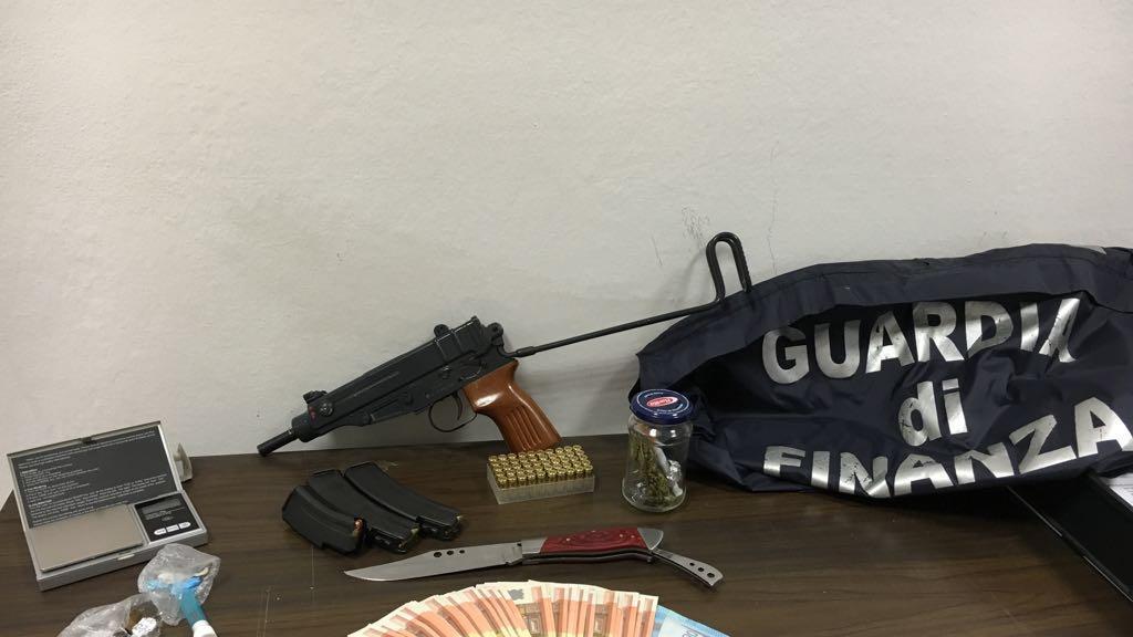 Fermati tre ragazzi, la Finanza sequestra contanti, droga e un'arma da guerra