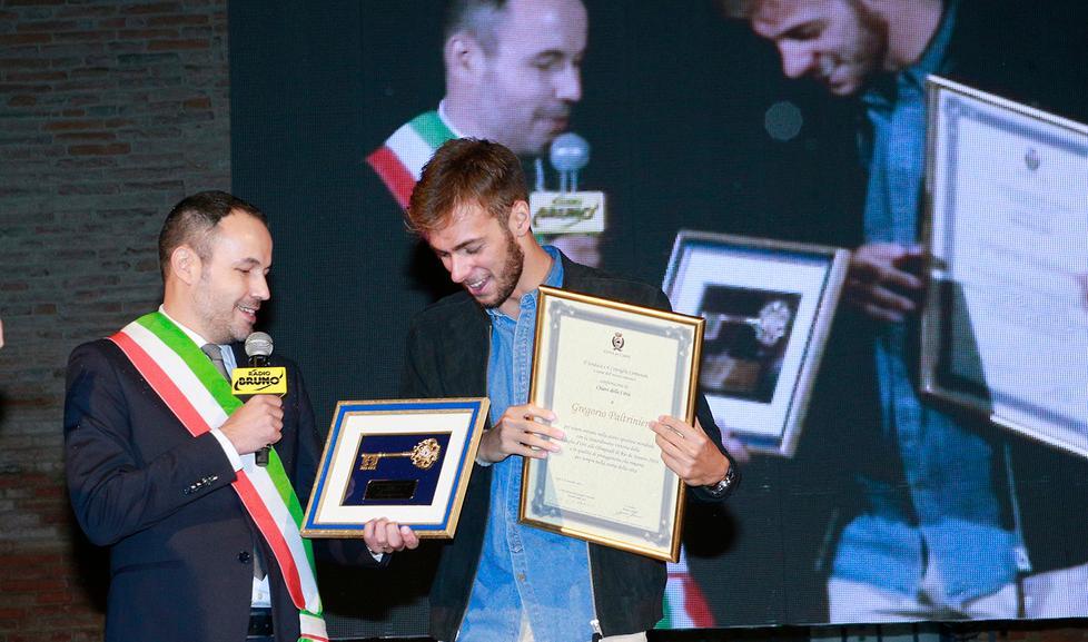 Carpi, piazza Martiri in festa per celebrare Gregorio Paltrinieri