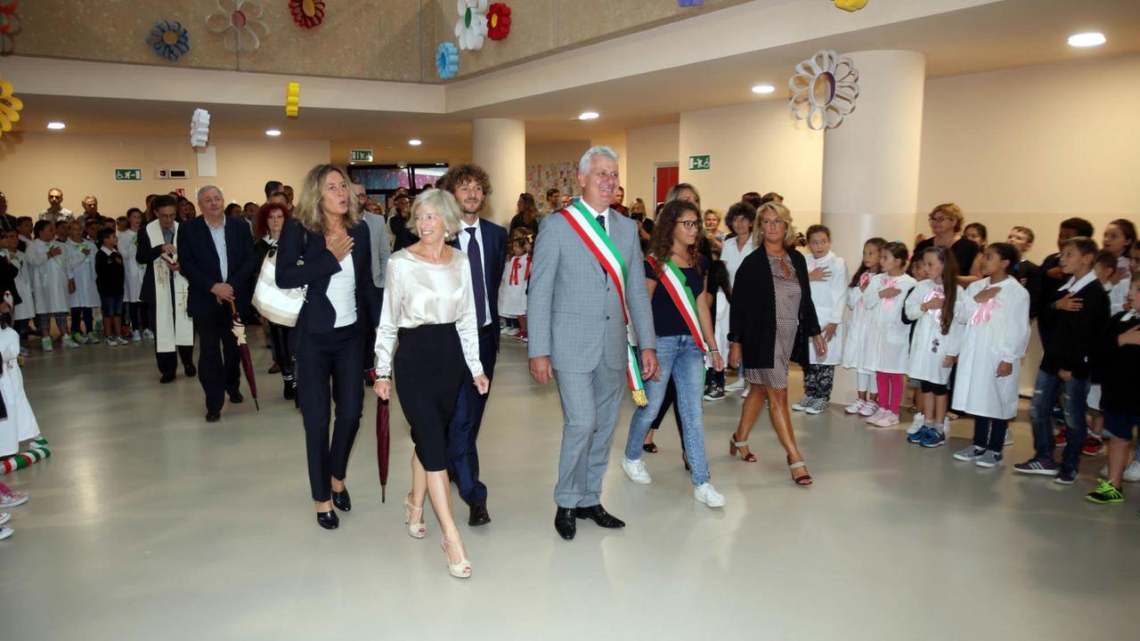 La ministra Giannini all'interno della scuola (Nucci)