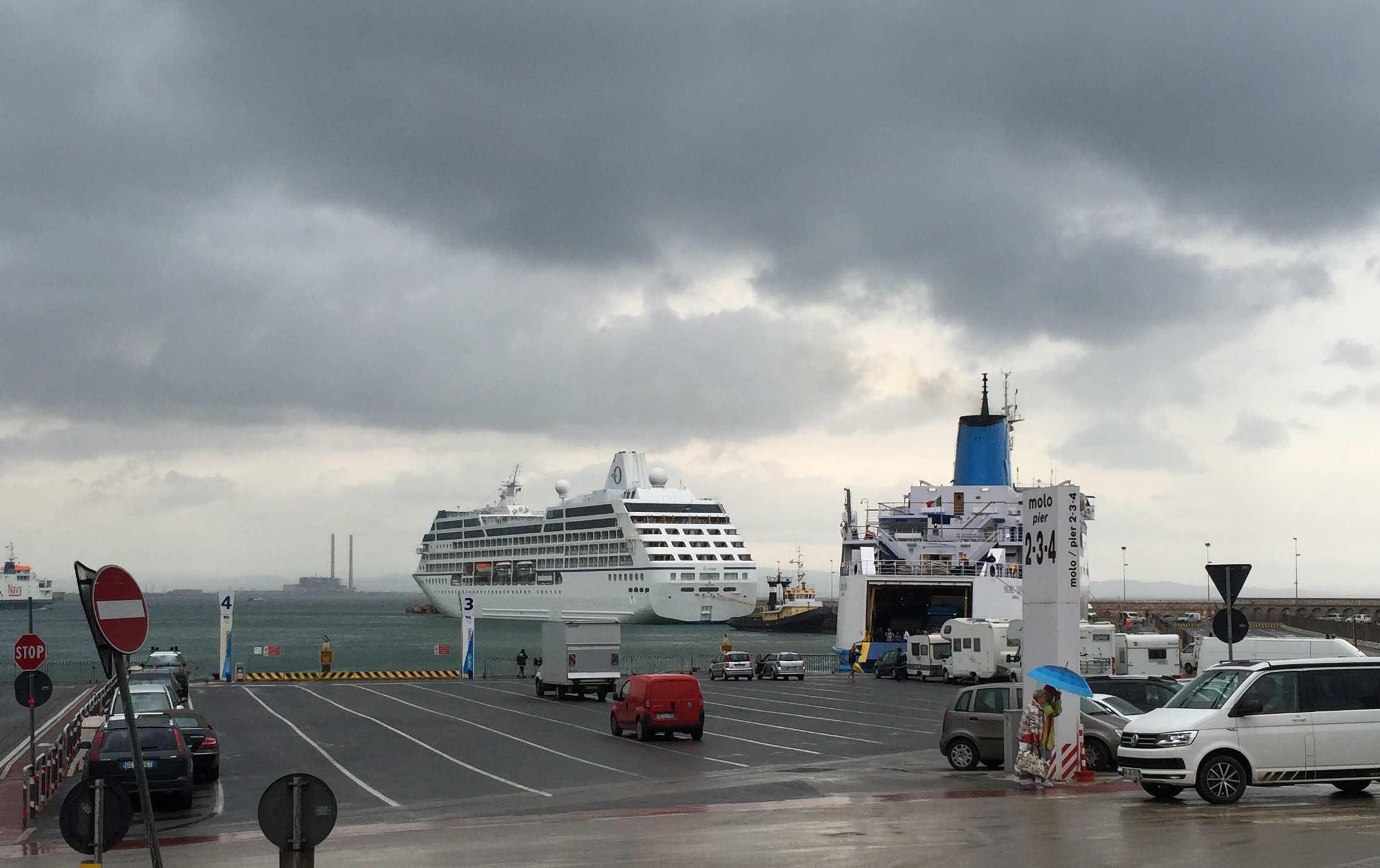 La nave da crociera Sirena nel porto di Piombino