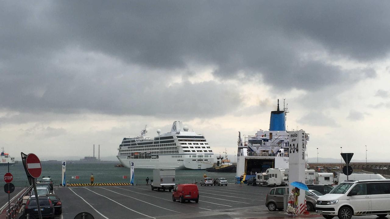 La nave da crociera Sirena nel porto di Piombino