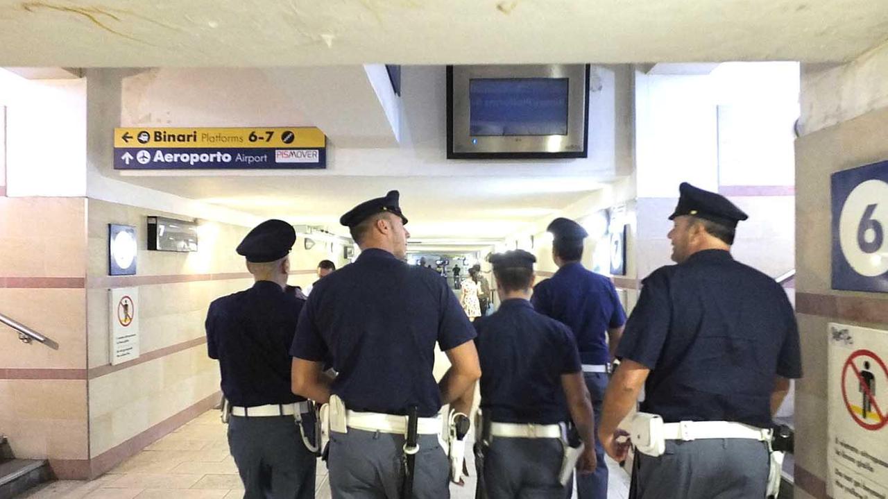 Blocca, aggredisce con un bastone e rapina una donna alla stazione