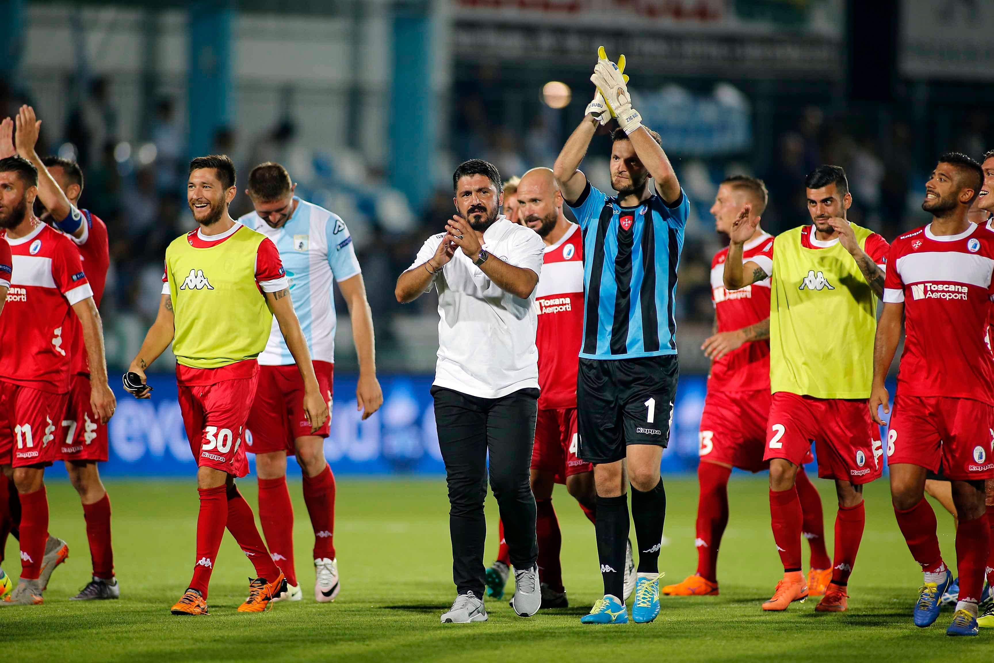 La squadra e mister Gattuso salutano i tifosi in curva