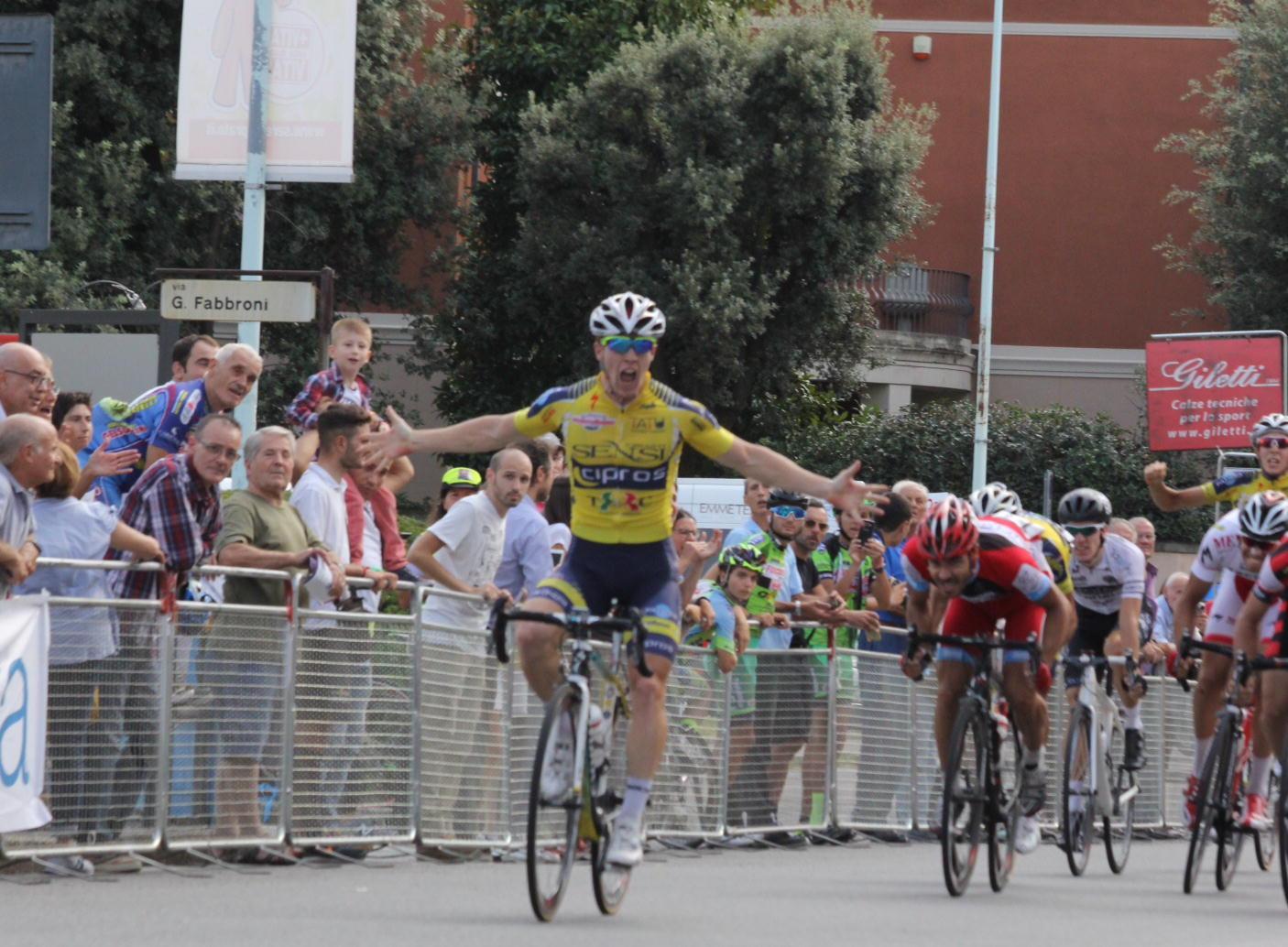 La volata vincente di Mirko Sartori (foto Batavia)