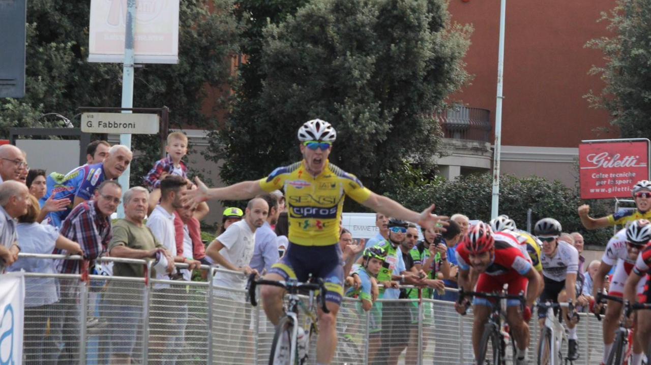 La volata vincente di Mirko Sartori (foto Batavia)