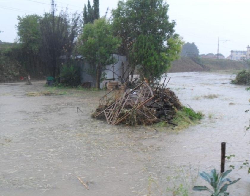 L’area dove è previsto il sottopasso allagato dopo il temporale