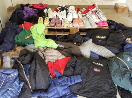 Alcuni dei capi d'abbigliamento e delle calzature sequestrati