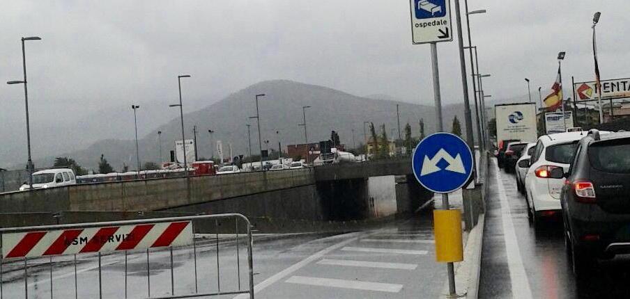 Pioggia a catinelle, la città si paralizza 