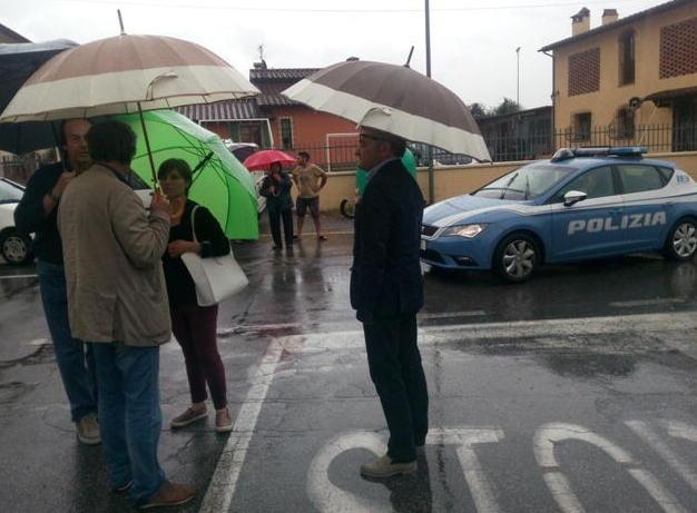 Veicoli imprigionati nella strada allagata 
