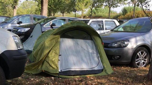 Terreno “conteso” occupato dalle auto