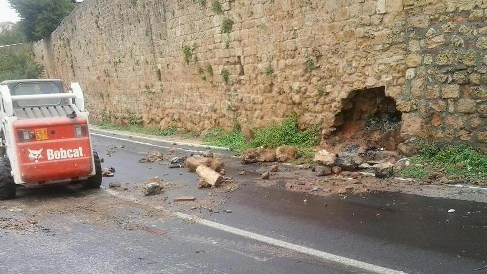 Cede una condotta fognaria Si apre voragine nelle mura