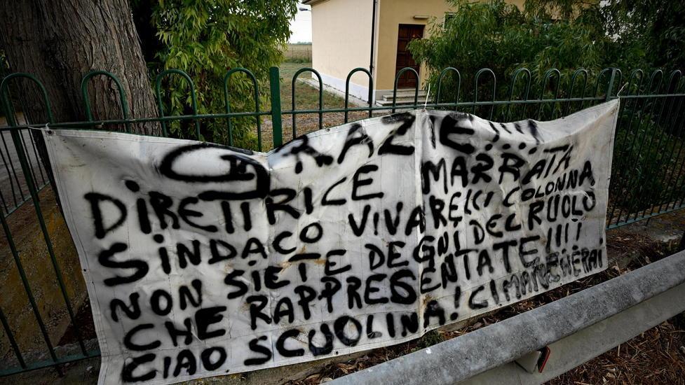 Striscione per l’asilo chiuso «Tutti conoscevano l’epilogo»