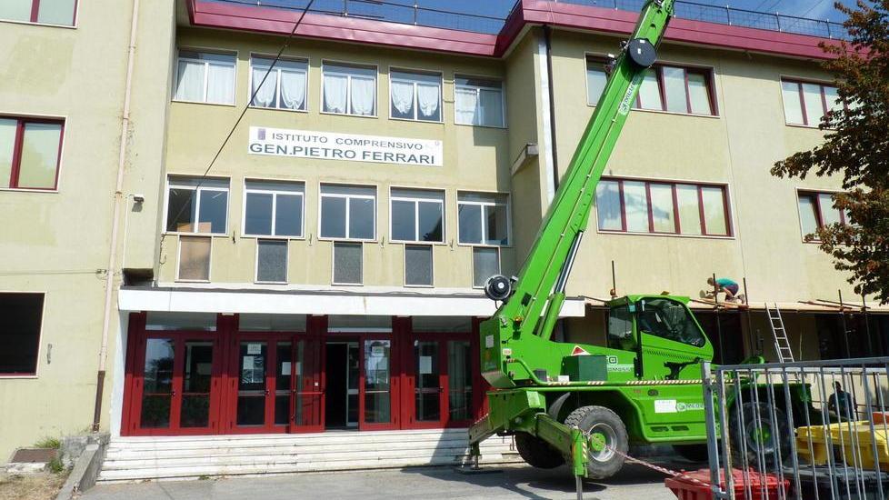 «Pioggia dentro la scuola per colpa di scarichi e teli»