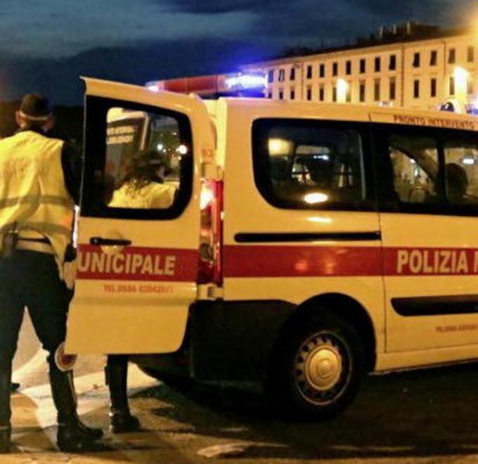 Asfalto bagnato: scontro auto camion davanti ai Lupi
