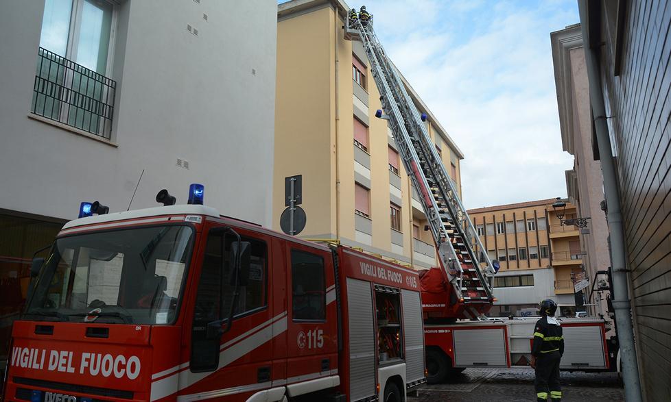 Dal palazzo cadono pezzi di cemento