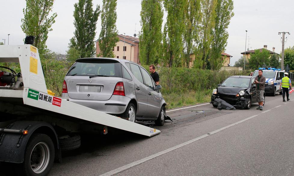 Schianto tra due auto, un ferito