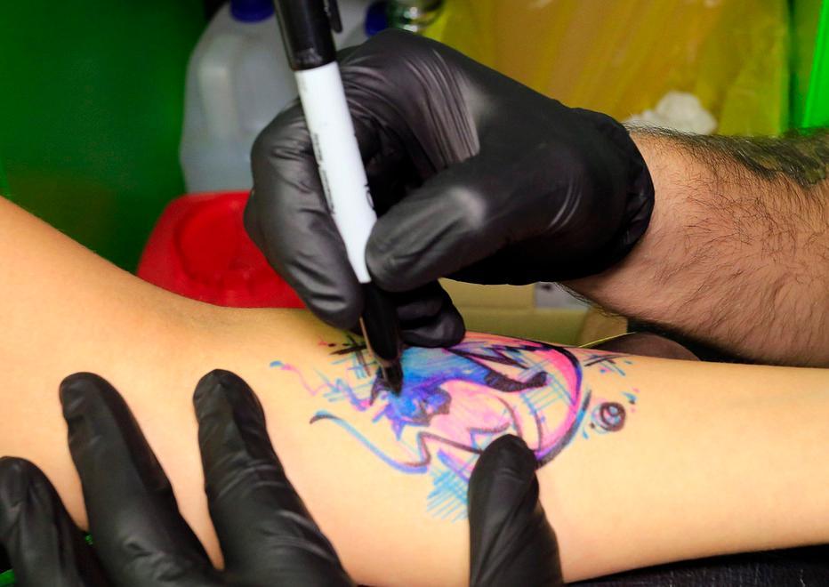 Tatuaggi e manicure «Se c’è poca igiene portano l’epatite C» 
