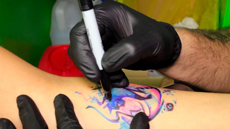 Tatuaggi e manicure «Se c’è poca igiene portano l’epatite C»