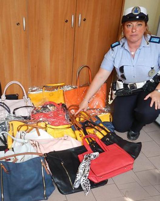 Girava con borsette fasulle: denunciato
