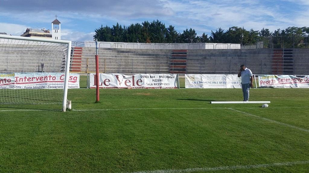 Uno dei pali segati nello stadio Vanni Sanna