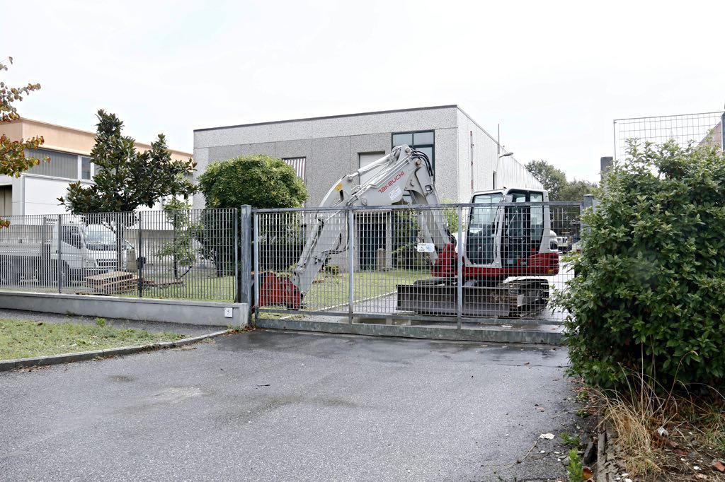 Ora davanti al cancello detta ditta fatto tirare su dopo il furto è stato piazzato un altro mezzo (Marzi Pentafoto)