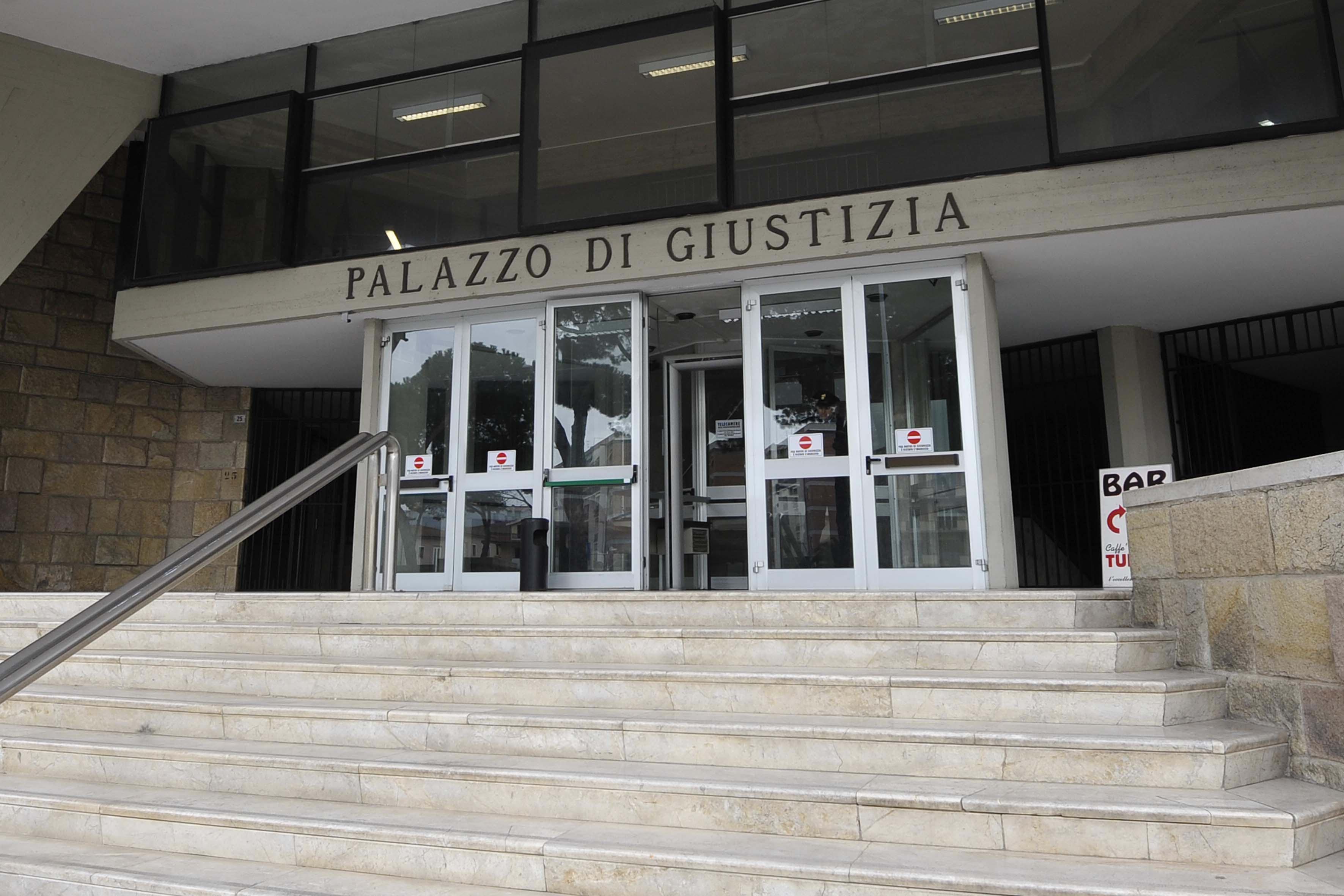 Ricatto a luci rosse al viceparroco: condannati 