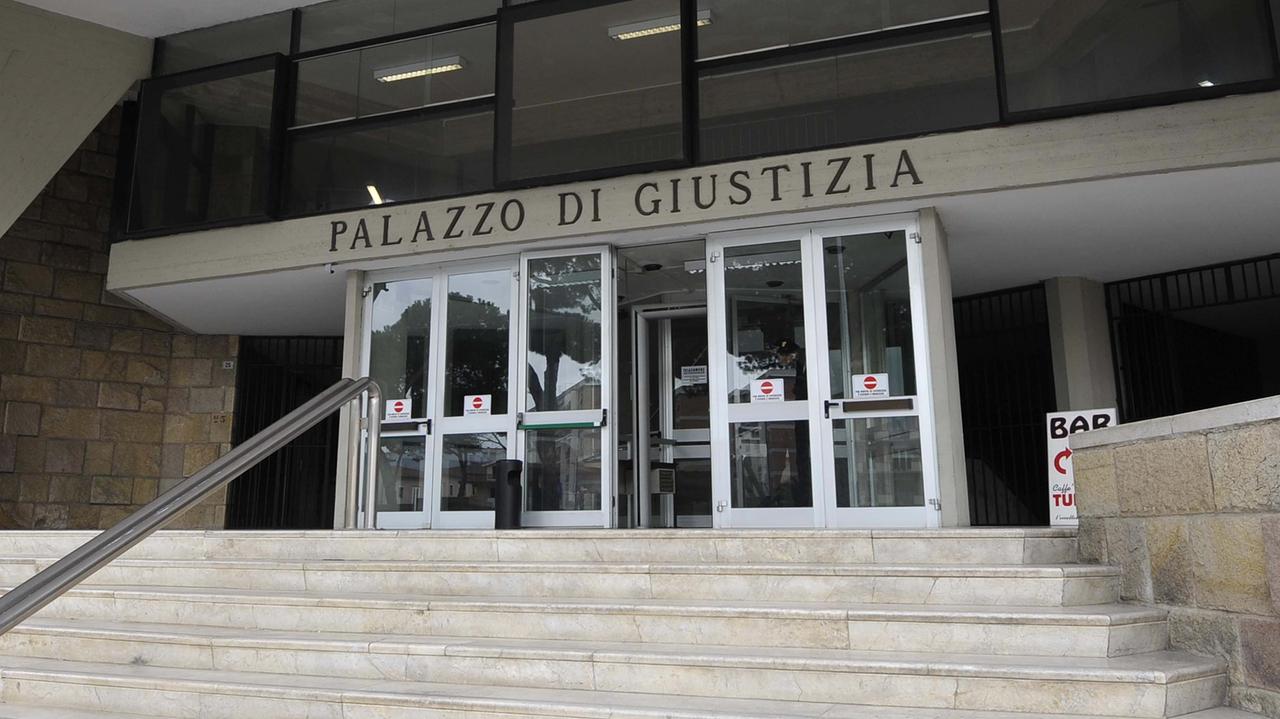 Ricatto a luci rosse al viceparroco: condannati