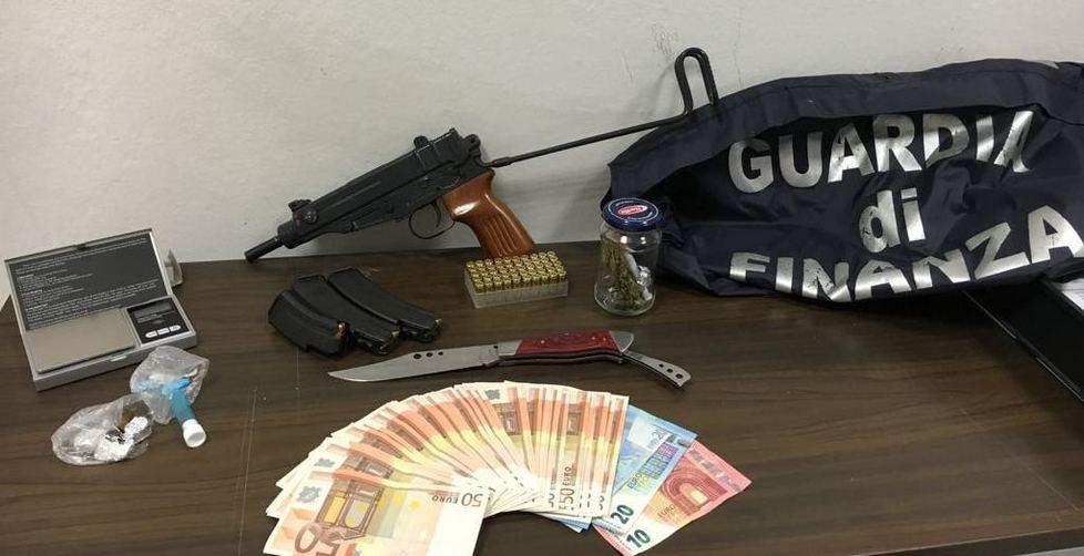 Arrestato spacciatore di cocaina, aveva anche una mitragliatrice da guerra 
