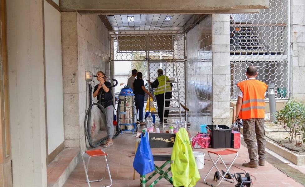 I volontari a lavoro per ripulire una delle pareti della galleria