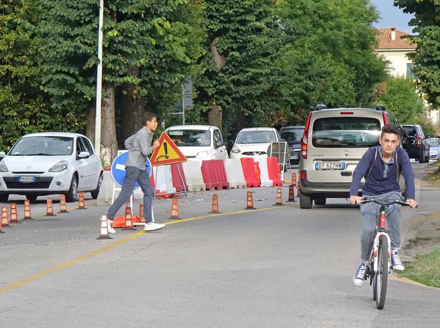 La deviazione sul punto in cui si è aperta la buca (Foto Gori)