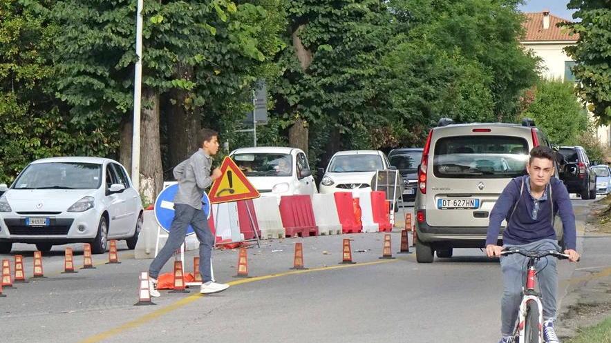 La deviazione sul punto in cui si è aperta la buca (Foto Gori)