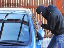 Le rubano l’auto nuova nel giardino