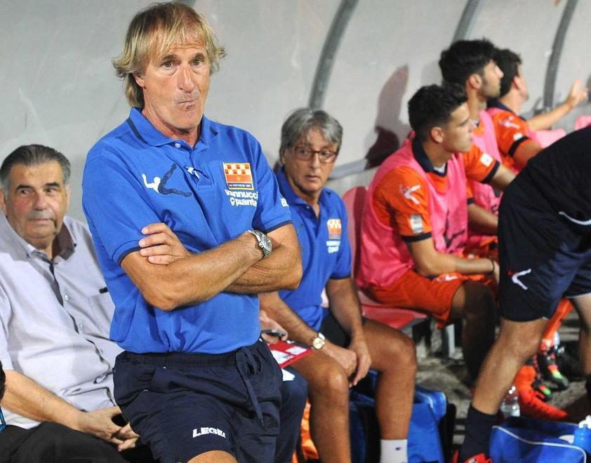 Il tecnico Remondina sulla panchina della Pistoiese (Foto Gori)