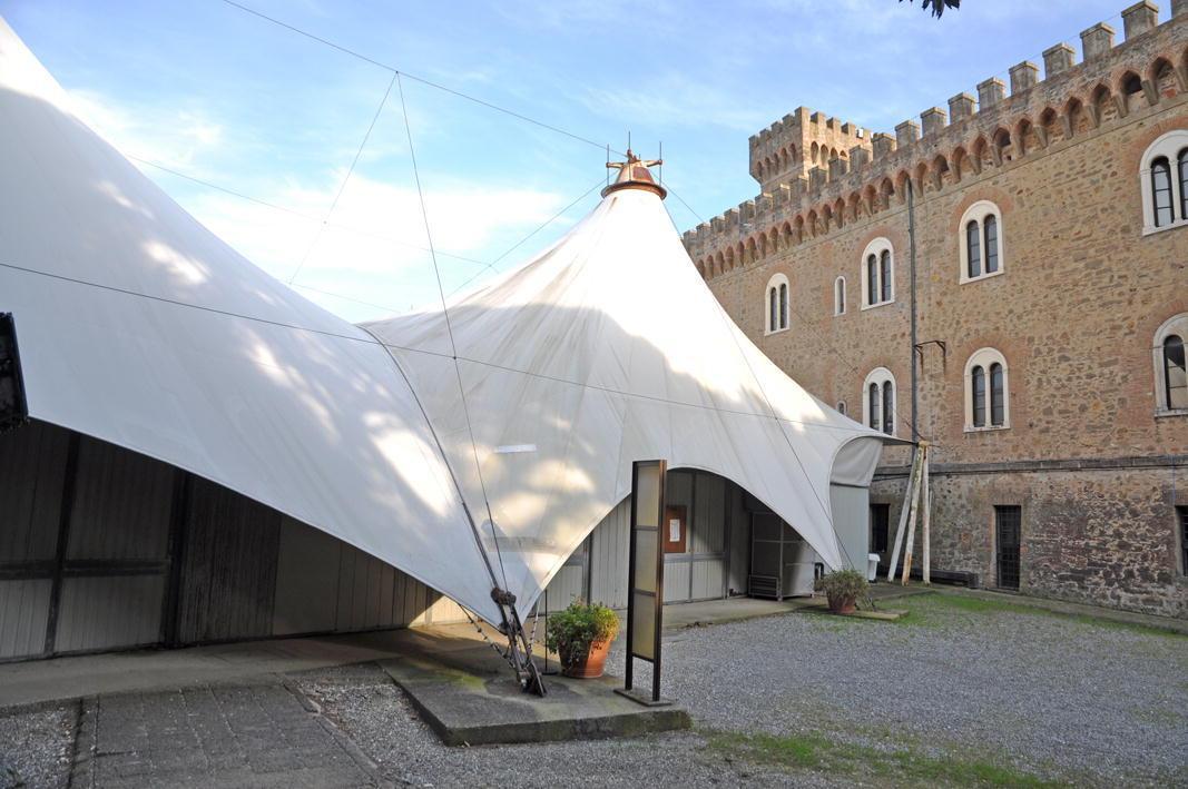 La tensostruttura dietro al Castello Pasquini