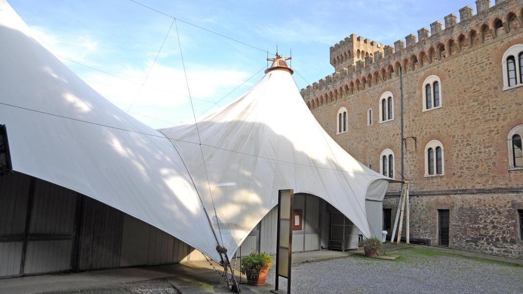 La tensostruttura dietro al Castello Pasquini