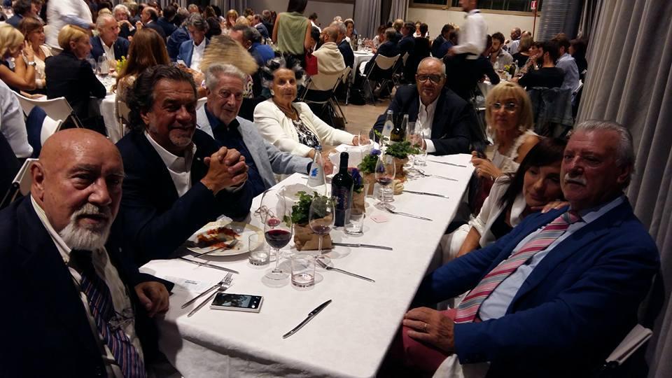 Il tavolo occupato con una parte dei panathleti presenti alla serata benefica