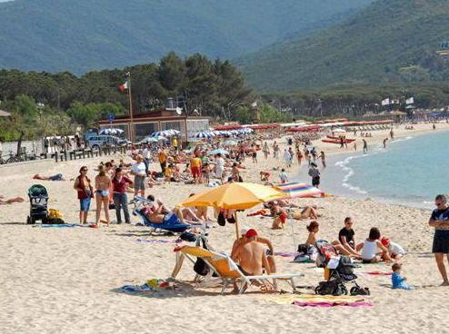 Malore fatale, turista muore in spiaggia 