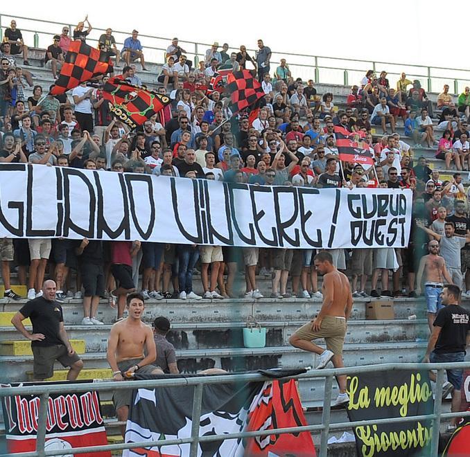 Il rosso e il nero: è derby politico tra le curve