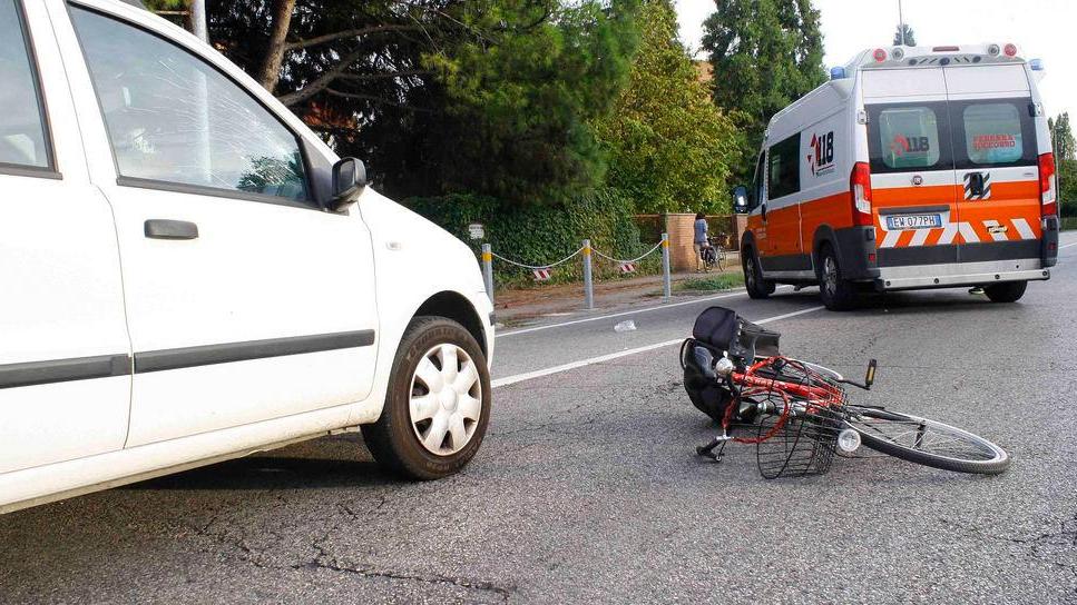 Investita in bici, è grave