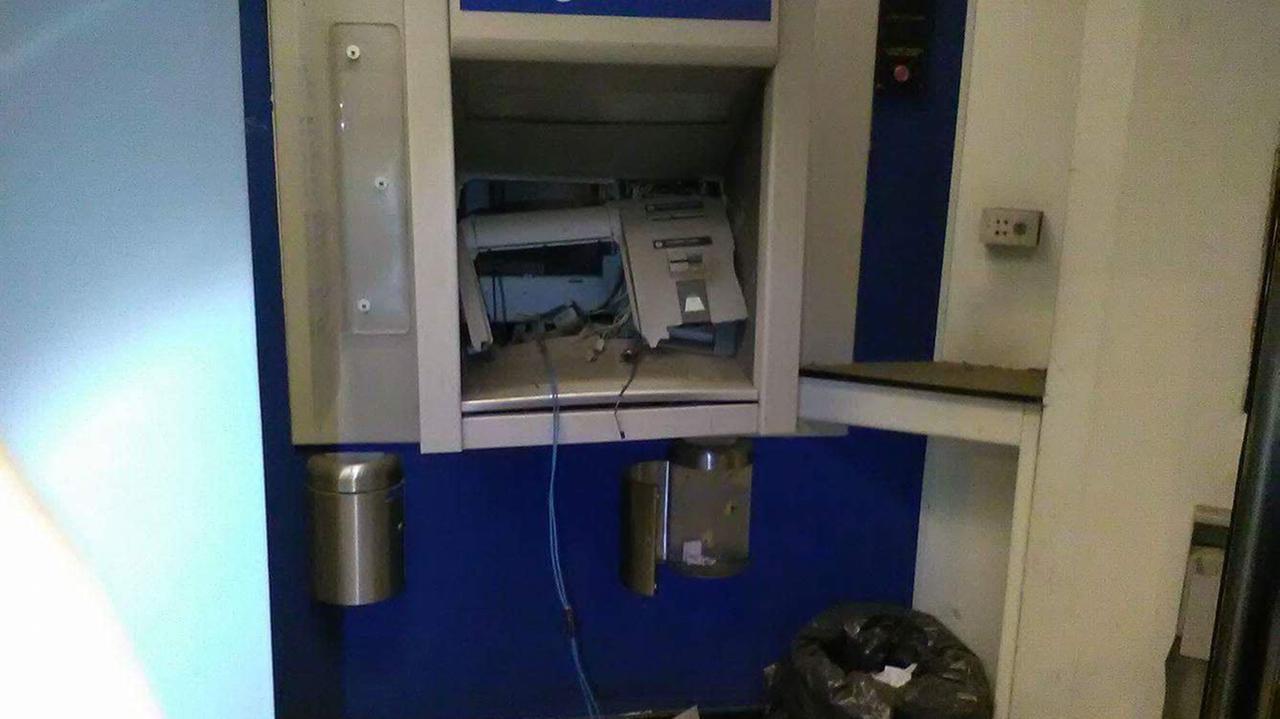 Il bancomat fatto esplodere in viale Ippolito Nievo