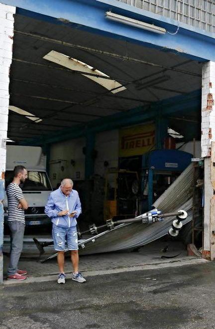 La saracinesca sfondata del capannone di via Lepori