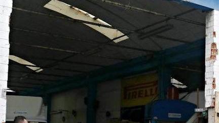 La saracinesca sfondata del capannone di via Lepori