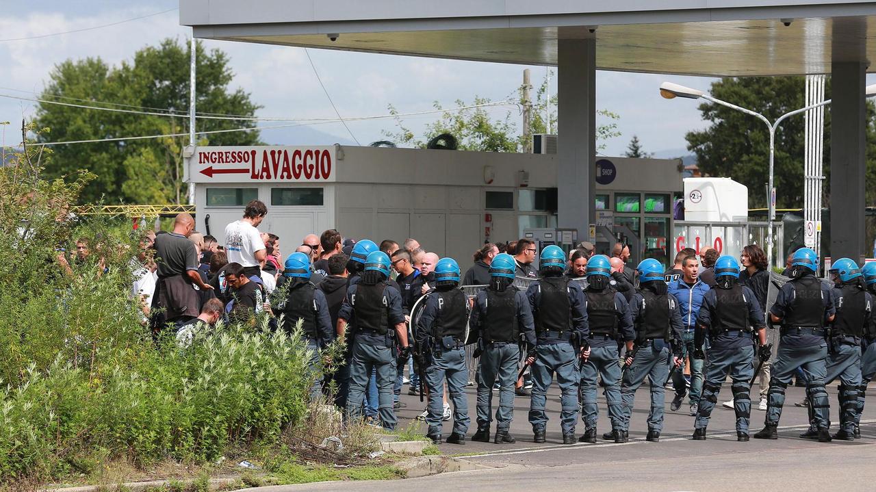 Polizia a Empoli prima di Pisa-Brescia