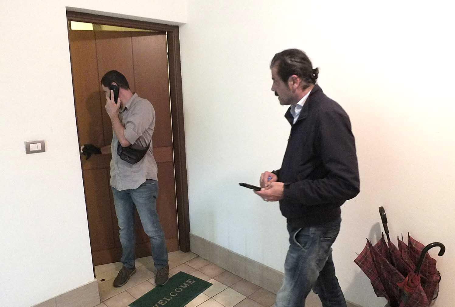 Poliziotti davanti all'appartamento della lite mortale (Muzzi-Renzullo)