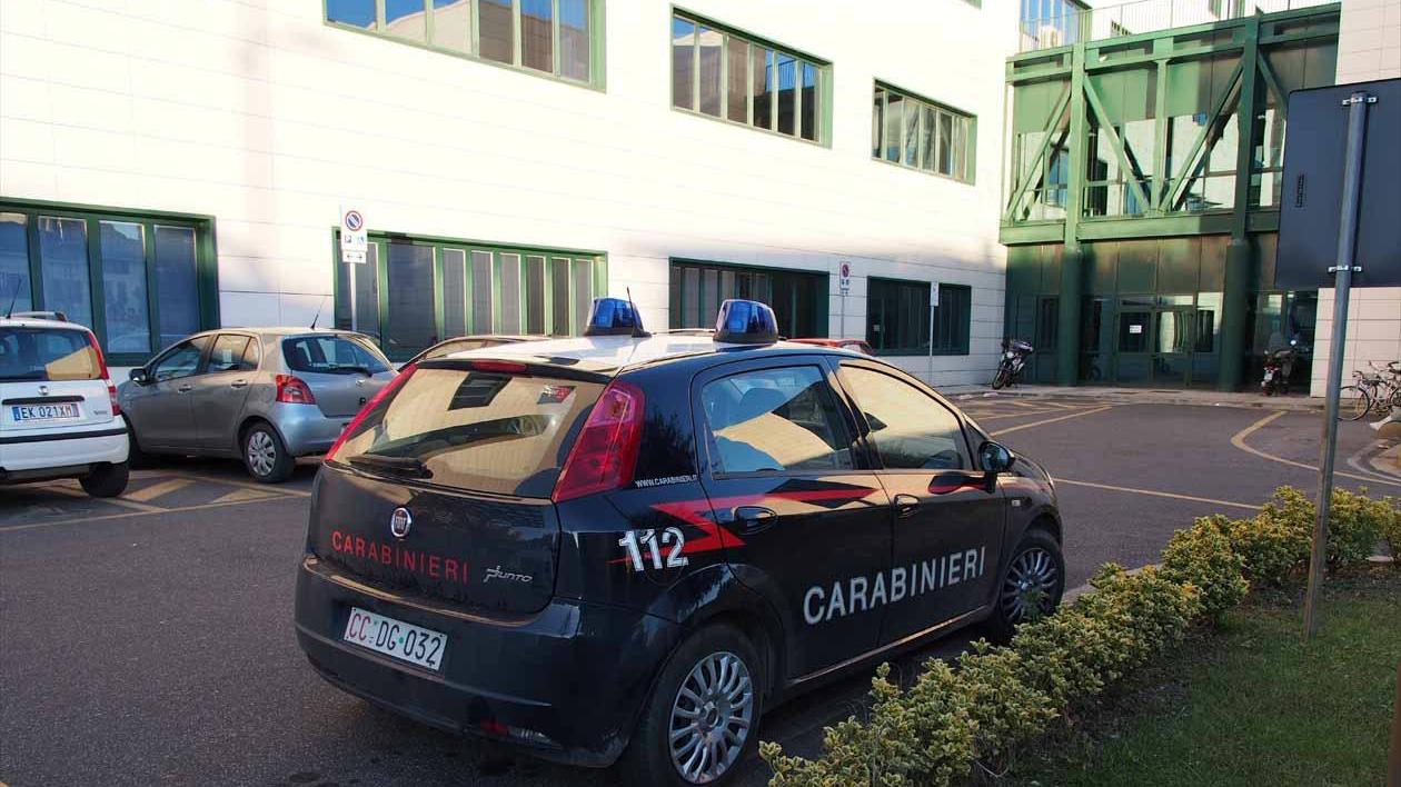 I carabinieri davanti all'ospedale di Empoli (foto d'archivio)