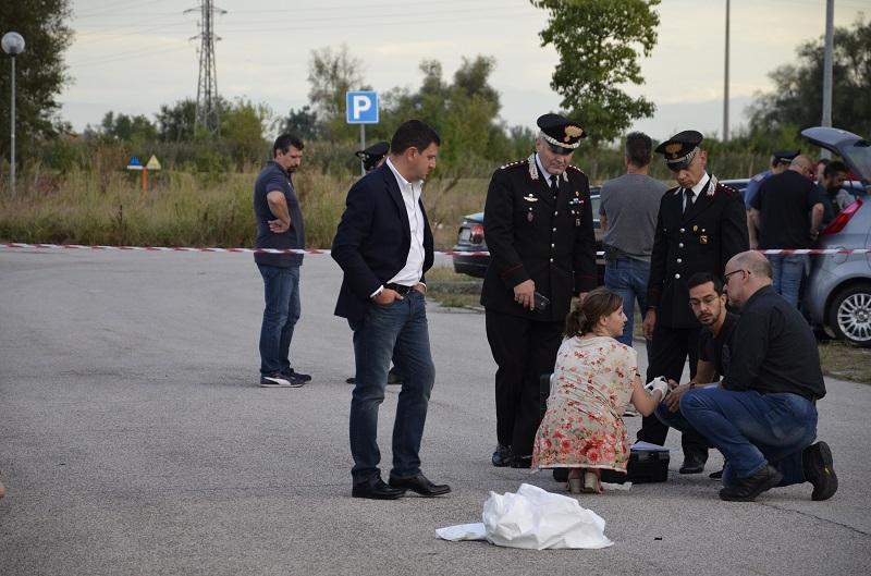 Rolo, trovato il cadavere di un uomo ai margini della strada