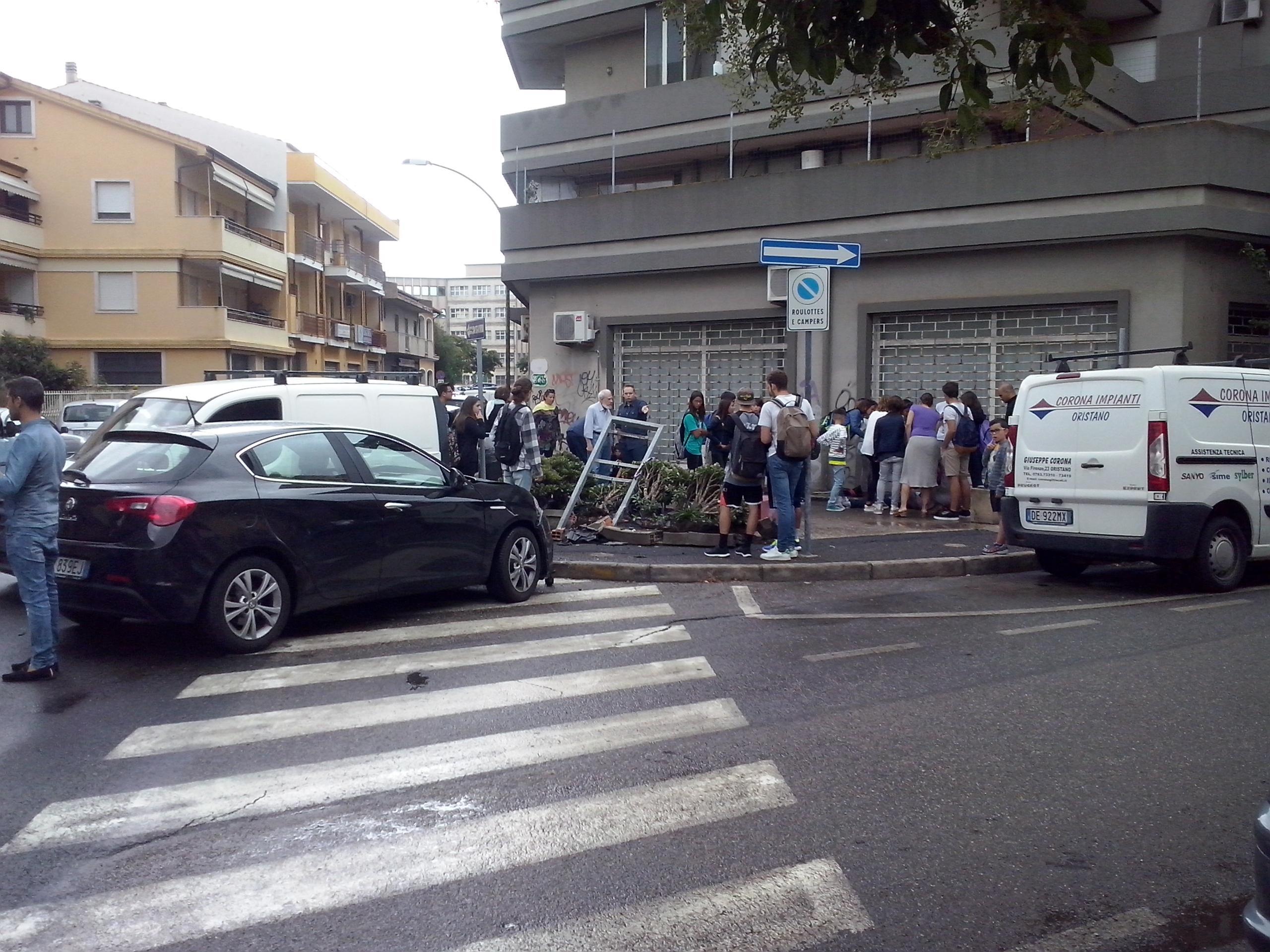 Oristano, due auto si schiantano all'incrocio e travolgono due bambini sul marciapiede